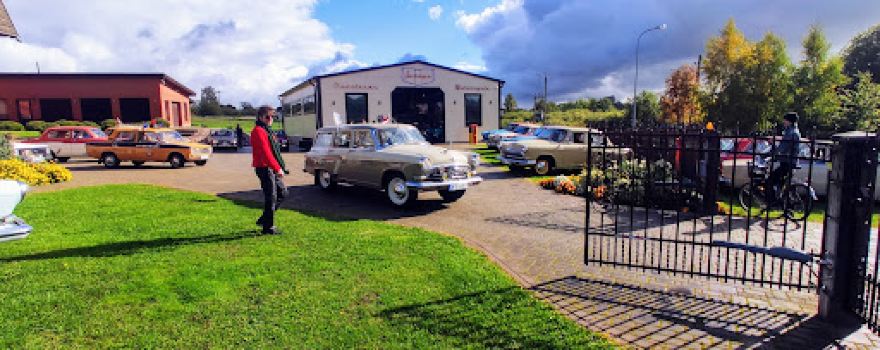"Classic Car & Motorcycle Garage" muzejs