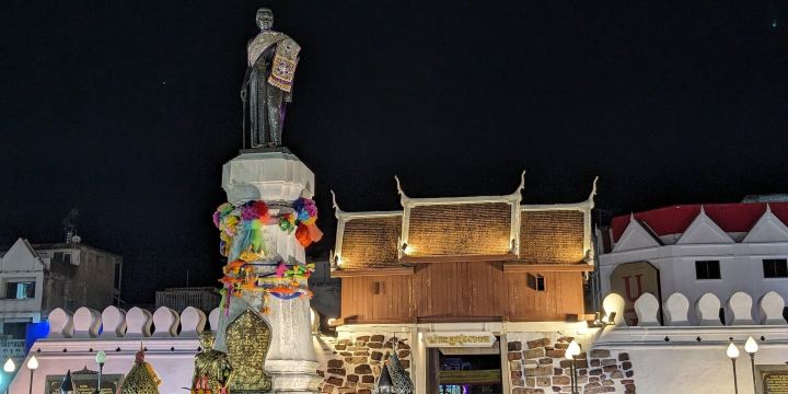 Thao Suranari Monument (Ya Mo)