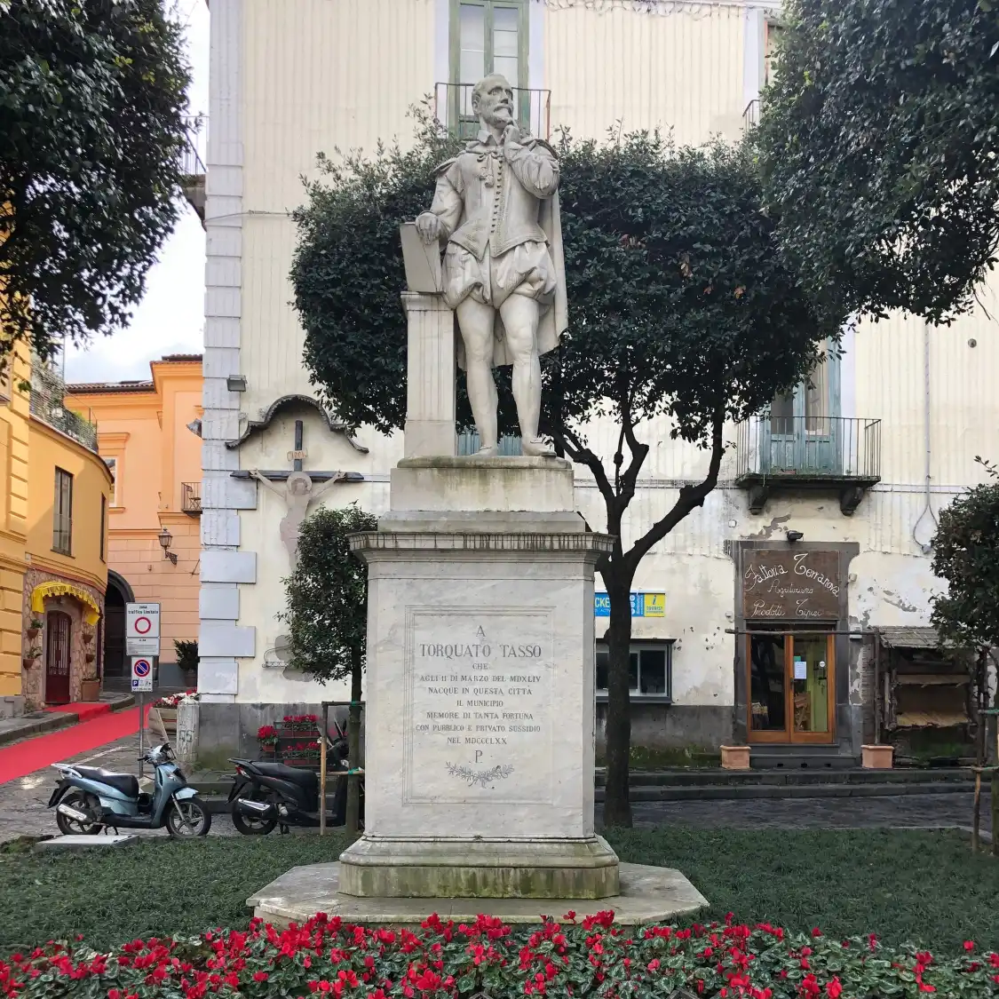 Hotel in zona Monumento a Torquato Tasso.