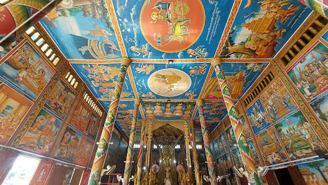 Mongkol Serey Temple (Golden temple)