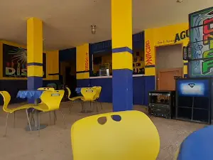 Tienda Y Terraza Los 4 Cruces