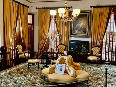 이올라니 궁전 주변 호텔