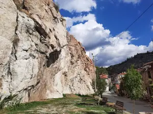 İskilip Kaya Mezarları