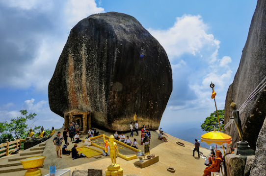 รอยพระพุทธบาท เขาคิชฌกูฏ