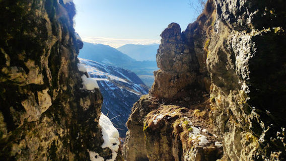 スモトロヴァヤ・プロシャドカ・ス・レストニツェイ・フ・ウシェリエ