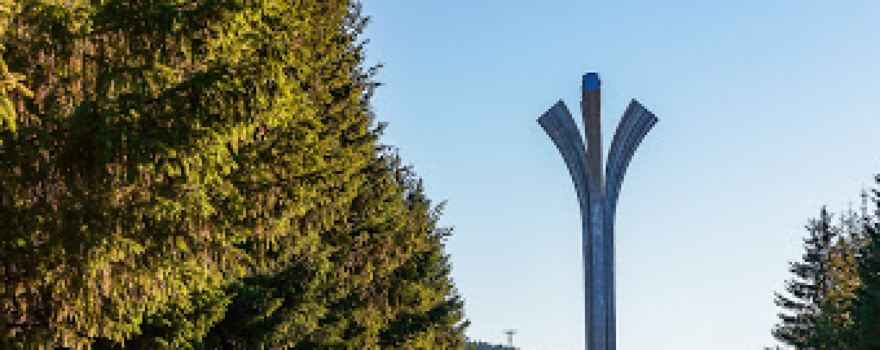 Monument Pervootkryvatelyam Nefti Tatarstana