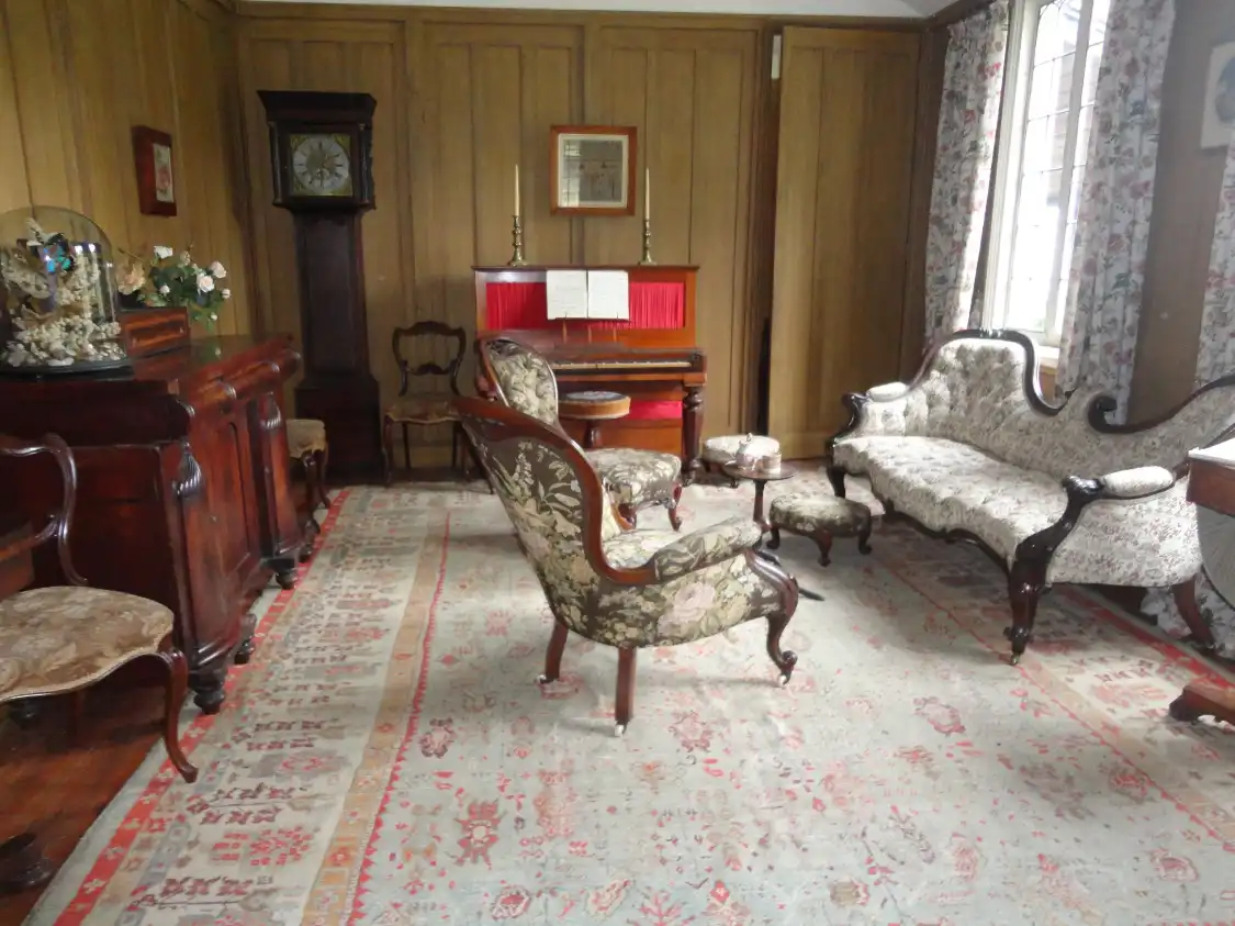 Hotels near La Trobe's Cottage