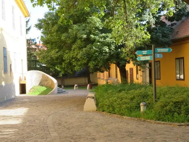 Отели рядом с достопримечательностью «Victor Vasarely Museum»