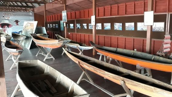 Lao Tuk Luck Floating Market