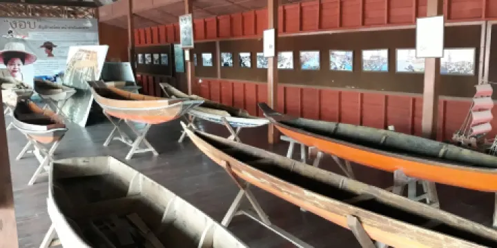 Lao Tuk Luck Floating Market