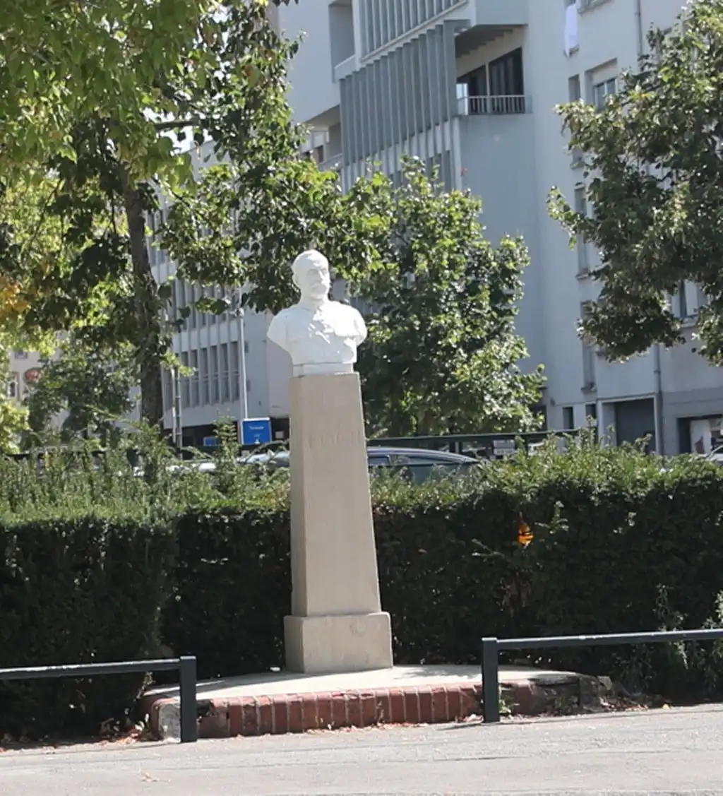 Hotels near Buste du maréchal Foch