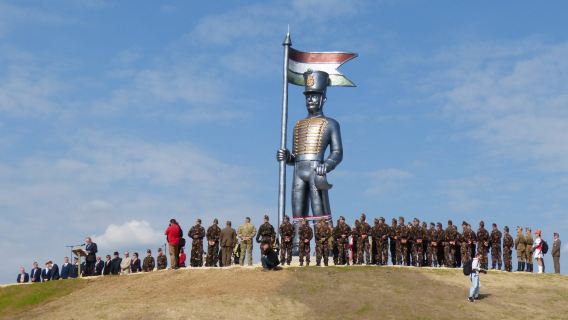 Miska Hussar statue