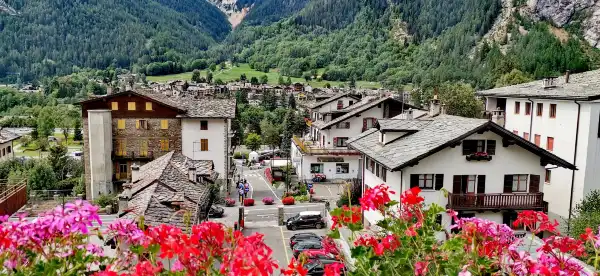 Hotels near Aretù