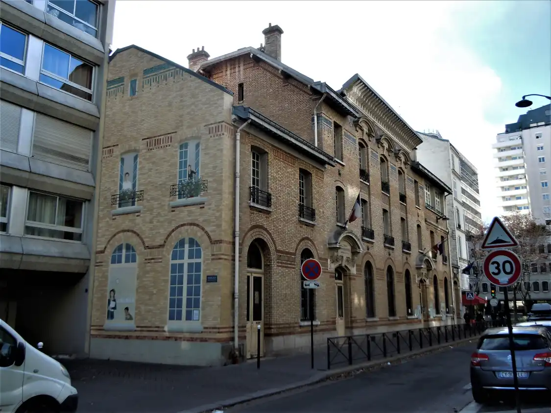 Hotels near Fresque l'Ecole