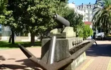 Монумент "Якорь и пушка"