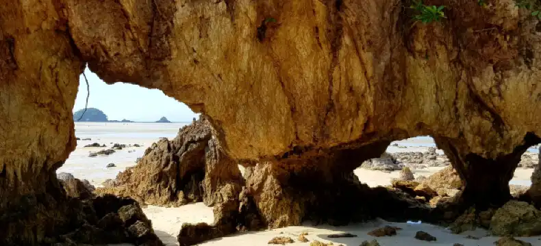 โรงแรมในเกาะพยาม