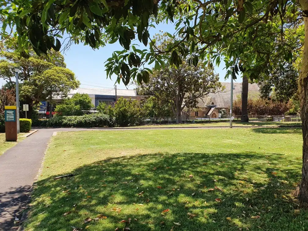 Hotels near Gladstone Park