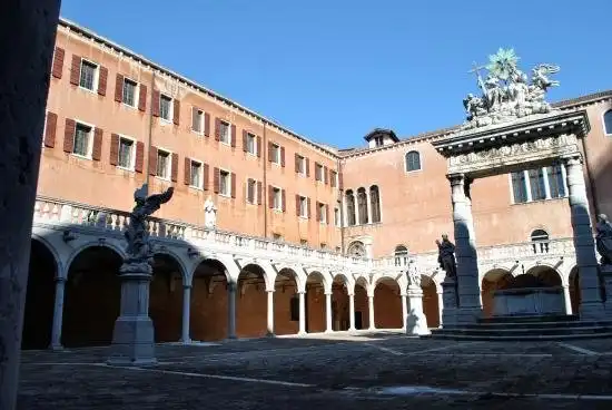 Hotel in zona Chiostro della Trinita