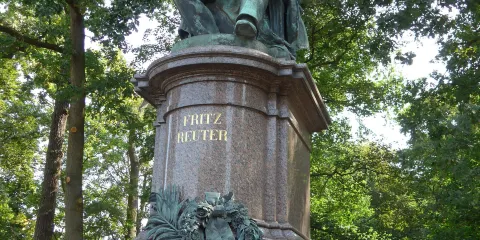 Fritz Reuter-Denkmal & Mudder-Schulten-Brunnen