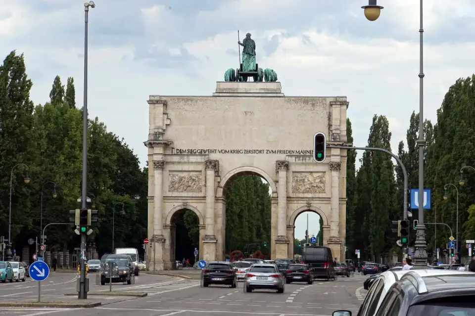 5_Siegestor