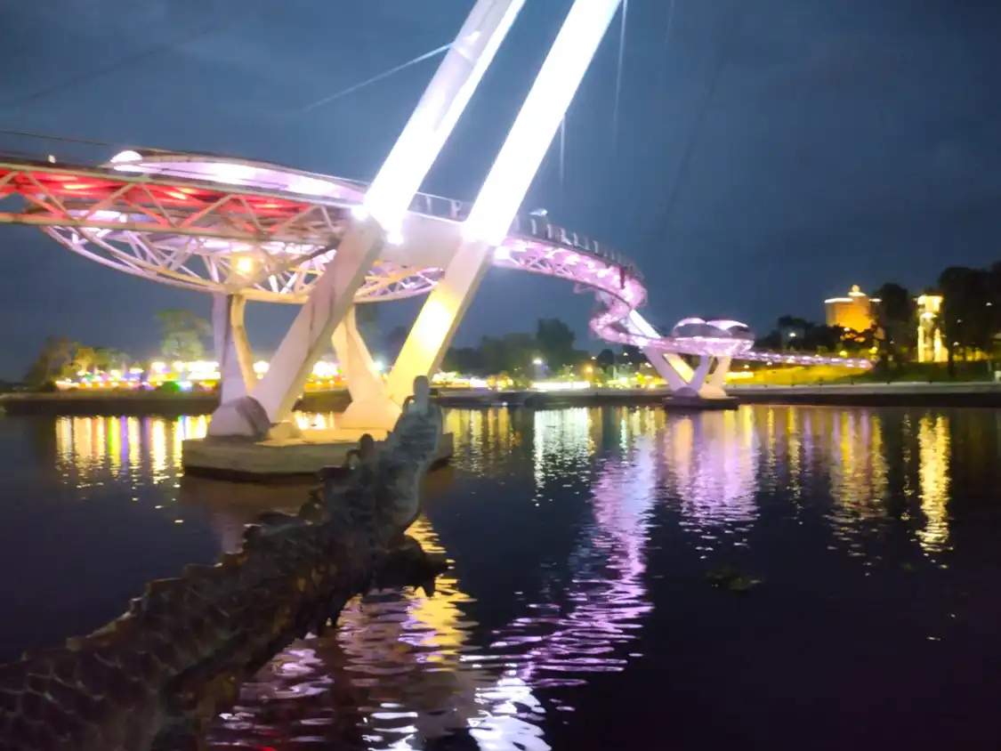 Hotels near Darul Hana Bridge