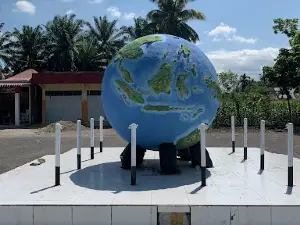 Tugu Katulistiwa Kinali