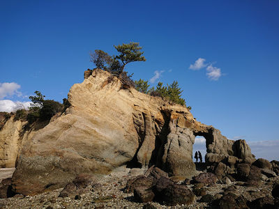 くぐり岩