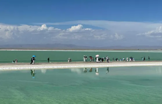 察爾汗鹽湖門票 + 來回景區接駁車家庭（1位成人+1位小童）