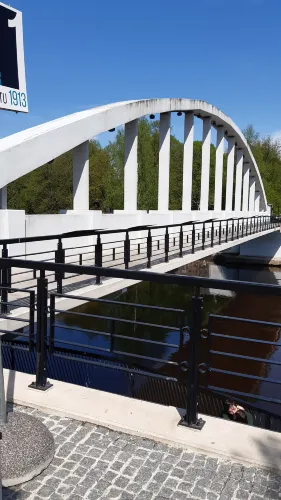 Kirjanike Oscar Wilde (1854-1900) ja Eduard Vilde (1865-1933) mälestusmärk