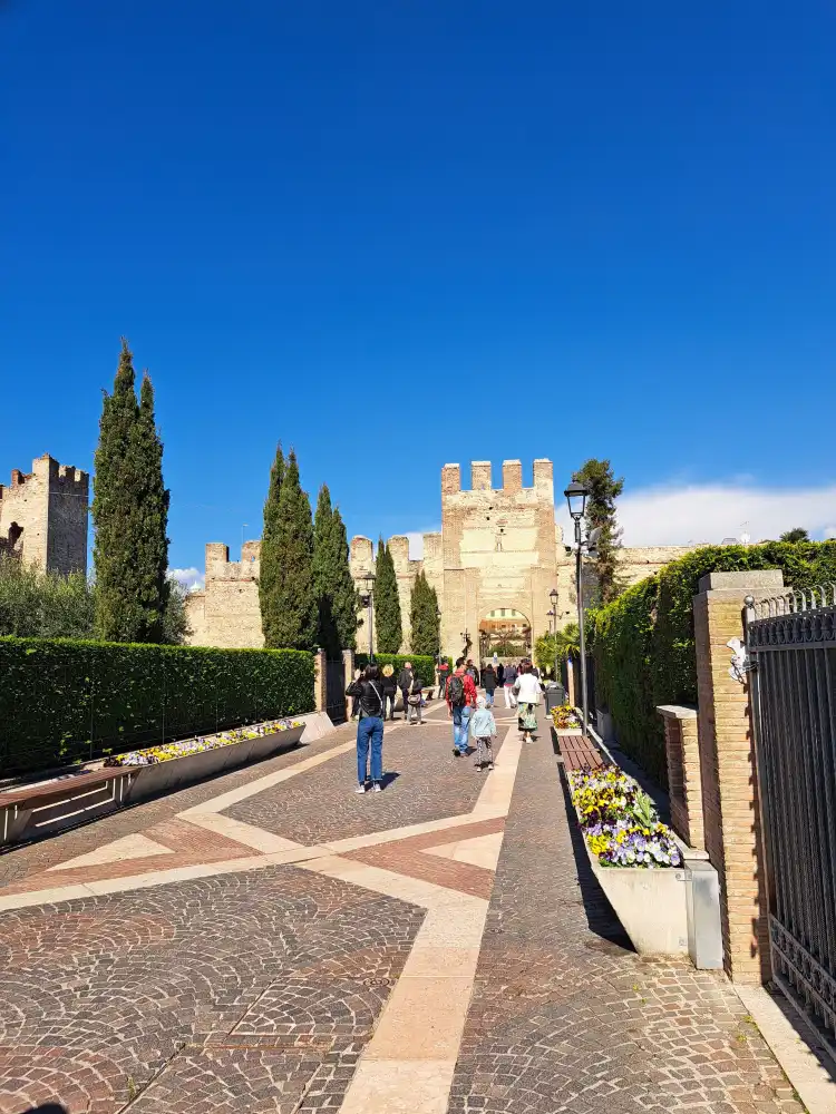 Hotels near Lungolago di Lazise
