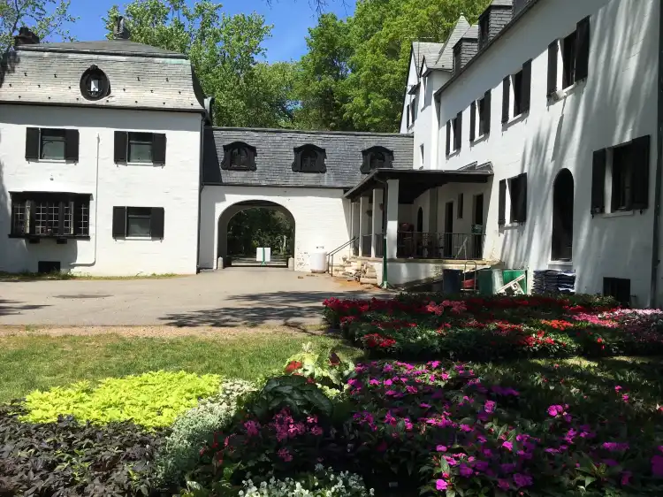 Hotels in Muttontown