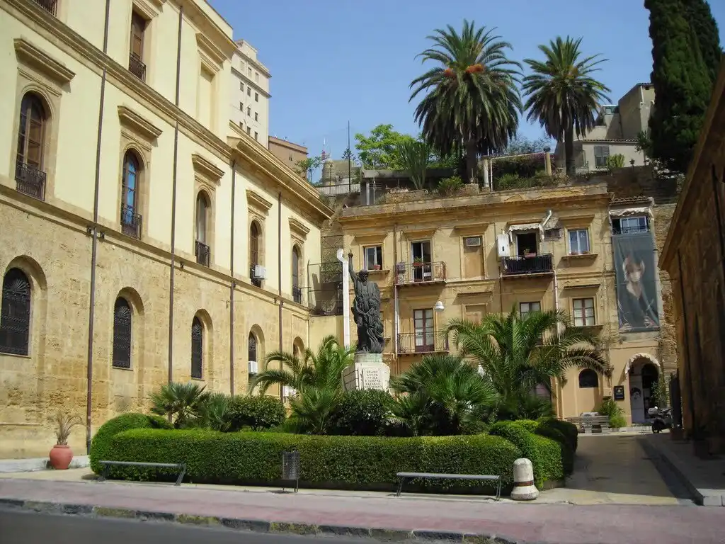 Hotels near Statua Empedocle