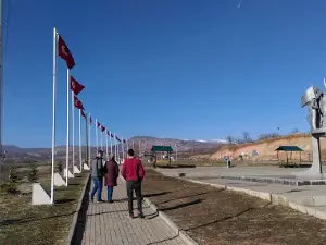 33 Şehit Anıtı