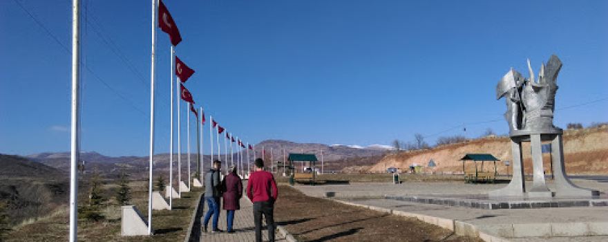 33 Şehit Anıtı