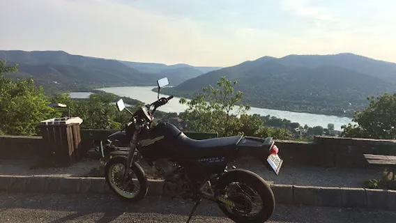 Motoros kitiltó tábla