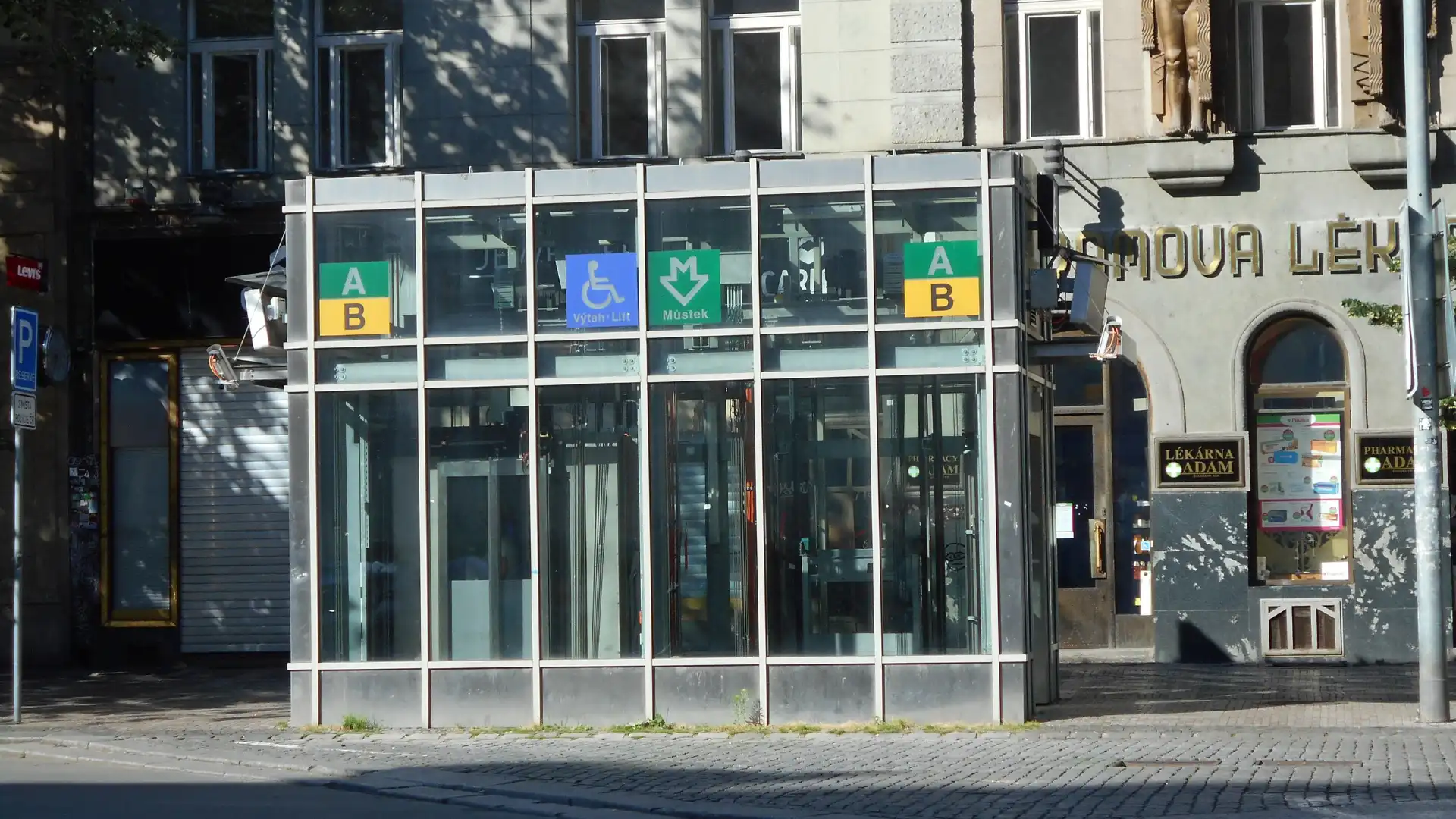 ムーステク駅周辺のホテル
