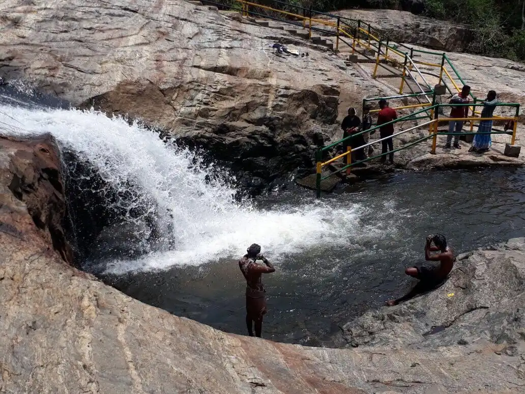 Hotels near Kumbakkarai Falls