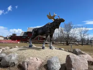 Lundi Moose Statue