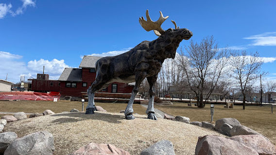 Lundi Moose Statue
