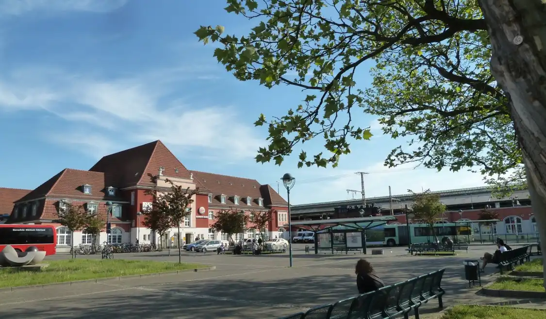 Hotels near Eisenbahner Denkmal