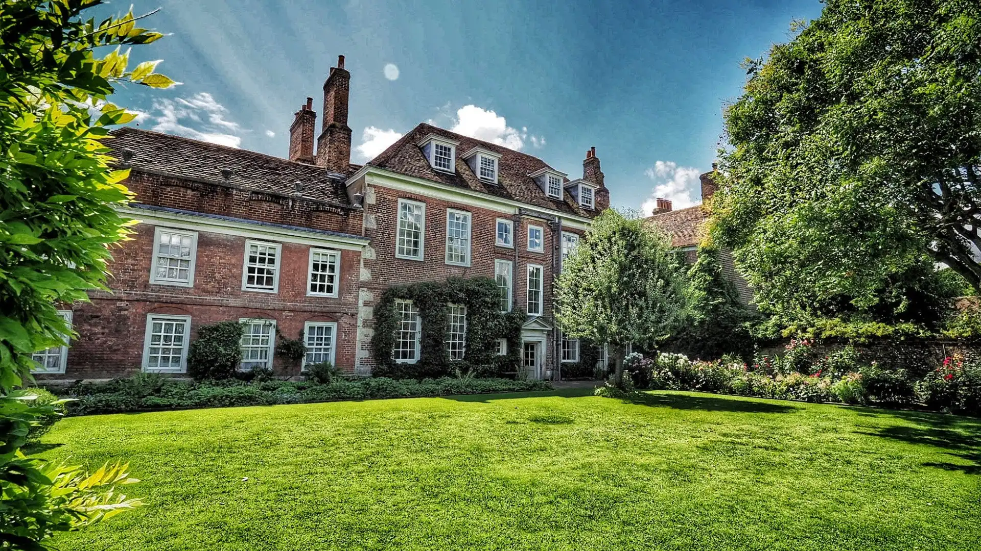Hotels near Mompesson House