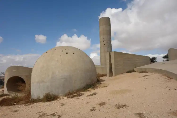 Hotels near Monument to the Negev Brigade