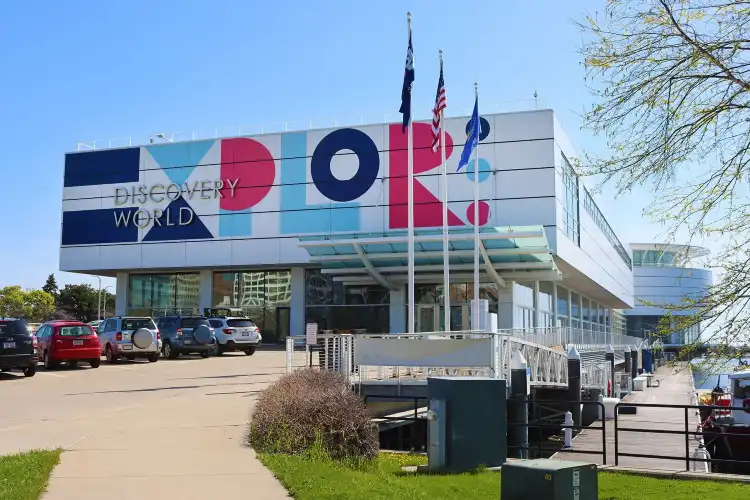 Hotels near Discovery World