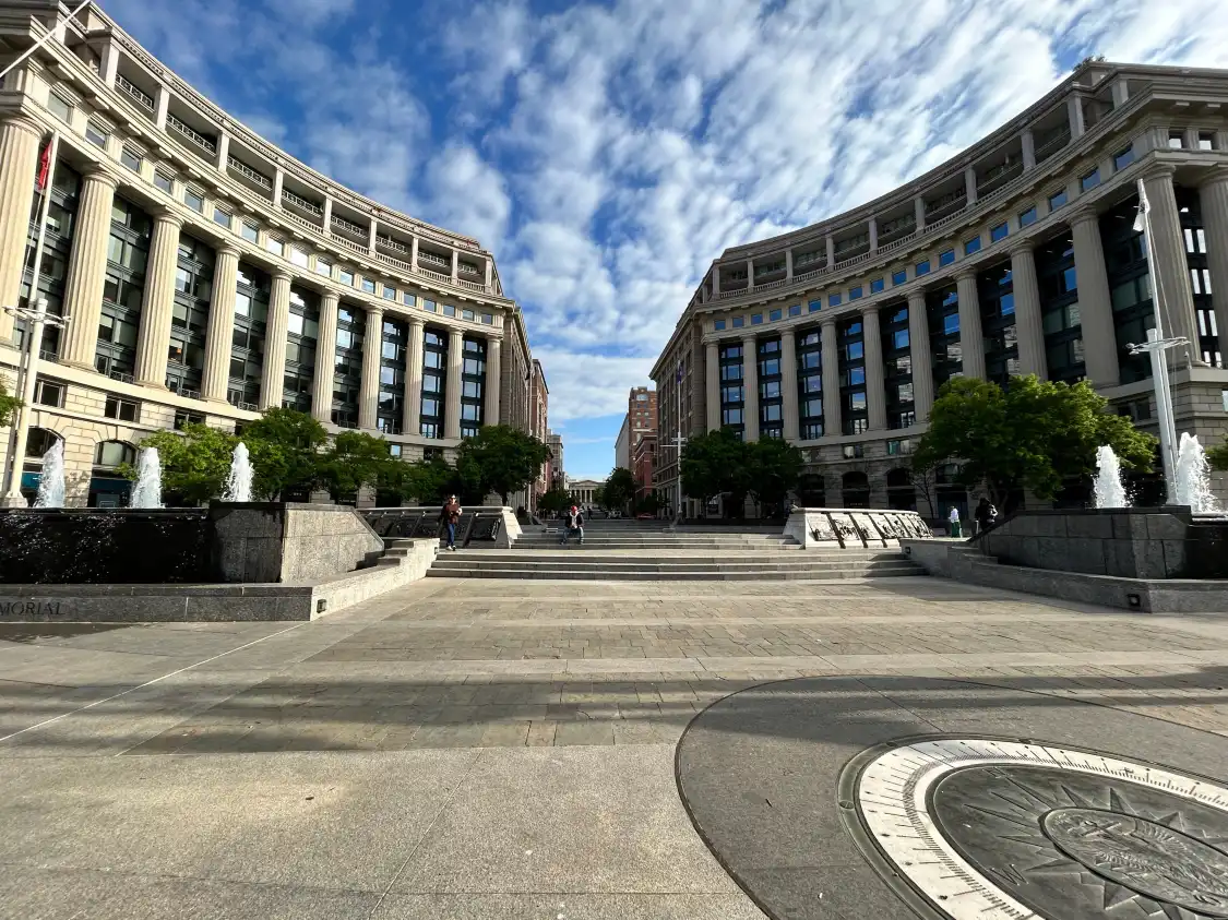 Các khách sạn gần United States Navy Memorial and Naval Heritage Center