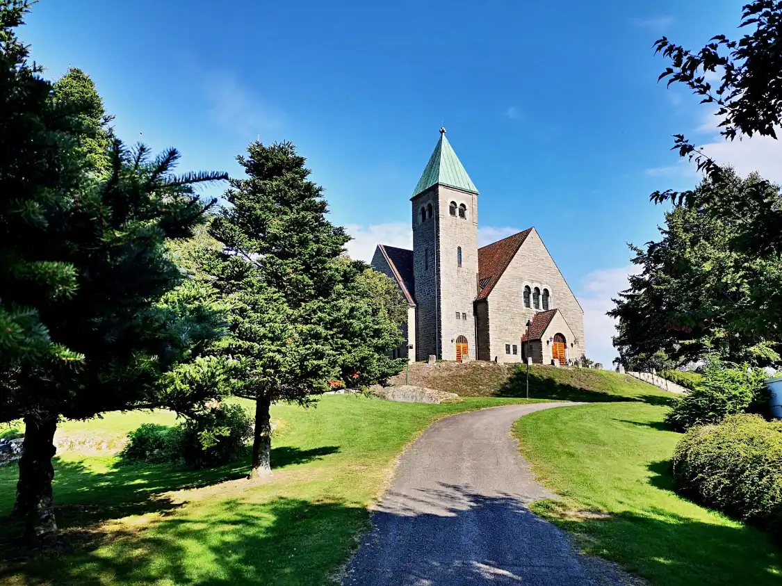 Hotels near Gressvik Church