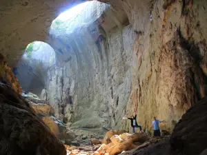 Prohodna Cave