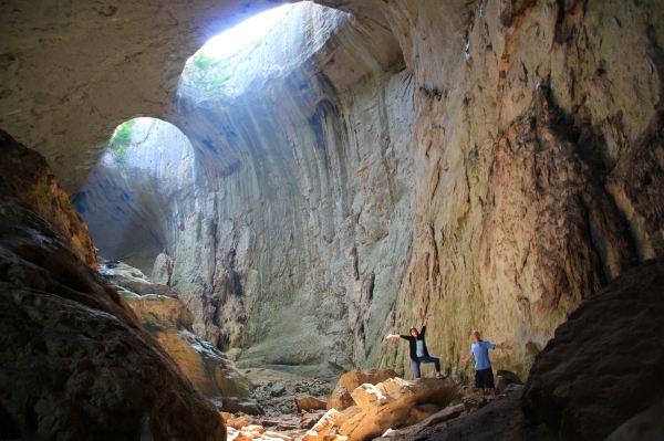 Prohodna Cave