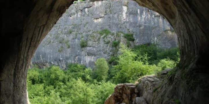 Prohodna Cave