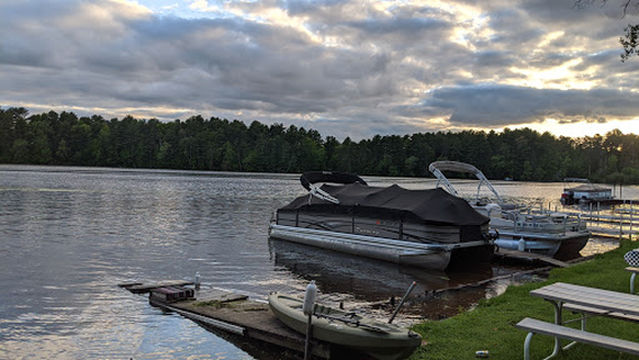 Wolf's Den Tavern & Resort