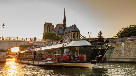 Seine River Bateaux Parisiens 1-hour cruise ticket + audio guide